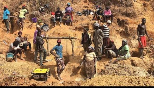 Rescue workers at a collapsed mining pit in Baban Rafi, Plateau State.